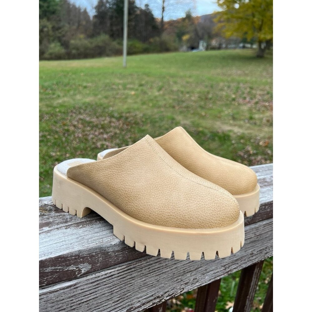 New CALIA by Carrie Underwood Kendra Vegan Leather Chunky Clogs | Tan Size 8
